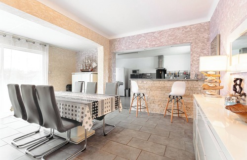 Boyardville House | Beautiful Boyardville House with Heated Pool 900 m from the Beach