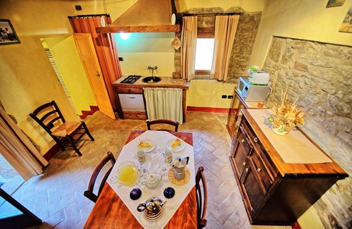 Castelnuovo Berardenga Apartment | Beautiful apartment for 2 people with WIFI, A/C, pool, pets allowed and panoramic view