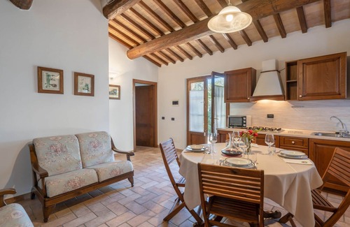 Quercegrossa Apartment | Beautiful apartment for 3 people with WIFI, A/C, pool, TV, pets allowed and parking, close to Si.