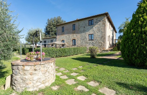 Quercegrossa Apartment | Beautiful apartment for 3 people with WIFI, A/C, pool, TV, pets allowed and parking, close to Si.