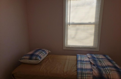 Cheektowaga House | BEAUTIFUAL 3BR, 1 Bath, FREE PARKING #B, FREE WIFI, FULL KITCHEN, Living room, back yard