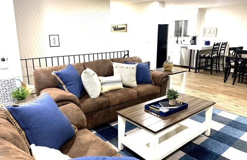 Eagle House | Beautiful 1 acre 5 bd in Eagle- hot tub & pingpong