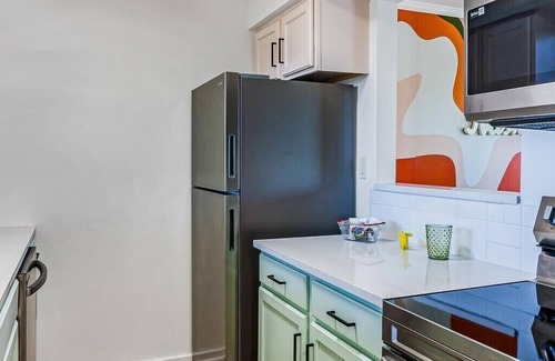 North Capitol Condo | Beautiful 1-bedroom condo downtown with fitness room, river view, and a POOL!