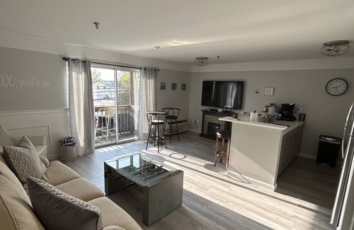 Gilford Condo | Beautiful 1 bedroom condo-sleeps 6.Lake views. PRIME Lacation to all attraction