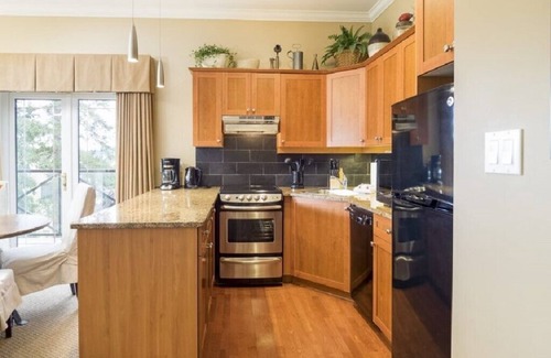 Sidney Condo | Beautiful 1 Bedroom Penthouse Ocean Views Free Parking Sidney BC