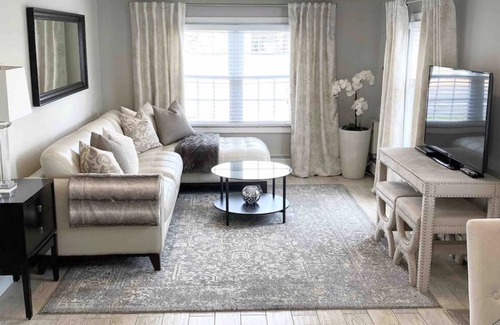 Lido Beach Apartment | Beautiful 1 bedroom apt, Private Beach