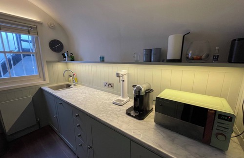 Warwick Apartment | Beautiful 1BD Flat-5 min walk to Victoria Station!