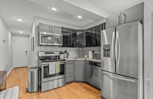 Rittenhouse Row Apartment | Beautiful 1BD With Balcony | Hosted by Stay Rafa