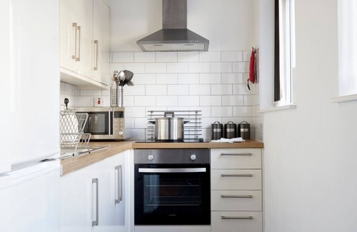 Watford Apartment | Beautiful 1Bedroom/1Bathroom Flat with Free Parking & Free WIFI