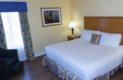 Virginia Beach Condo | Beautiful 1BR 1 BA Suite with Separate Living Area
