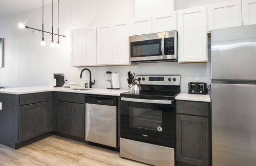 Elizabeth Apartment | Beautiful 1BR Close to Airport 3570