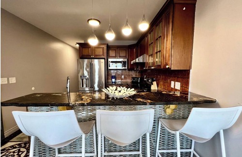 Center City Apartment | Beautiful 2 Bd Penthouse w/Patio in Center City/Convention center