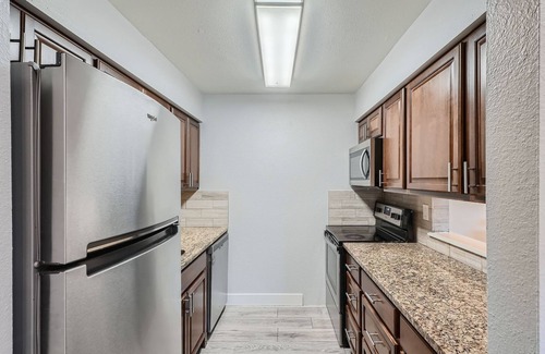 Aurora Condo | Beautiful 2 bed/2 bath remodeled Condo in Aurora