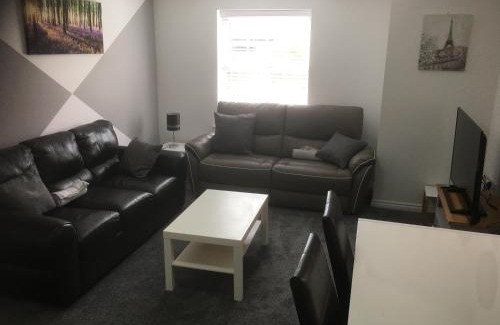 Corby Apartment | Beautiful 2 bed apartment with Parking and Wifi and 3 Smart TV's