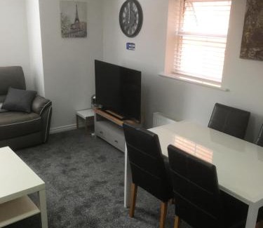 Corby Apartment | Beautiful 2 bed apartment with Parking and Wifi and 3 Smart TV's