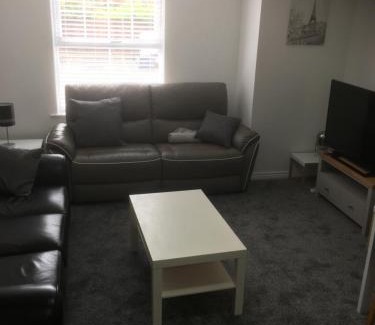 Corby Apartment | Beautiful 2 bed apartment with Parking and Wifi and 3 Smart TV's