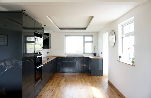 Newquay House | Beautiful 2 bed Bungalow With A Lovely Garden and a new hot tub. Dog friendly
