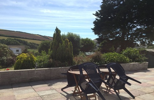 Newquay House | Beautiful 2 bed Bungalow With A Lovely Garden and a new hot tub. Dog friendly
