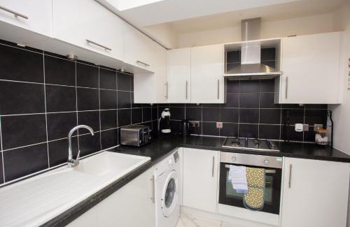 Kelvinbridge Apartment | Beautiful 2 Bed Flat with a Private Terrace