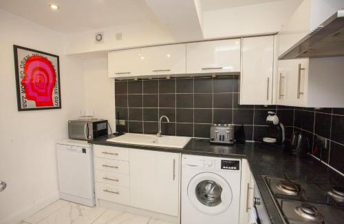 Kelvinbridge Apartment | Beautiful 2 Bed Flat with a Private Terrace