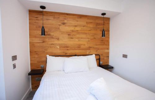 Kelvinbridge Apartment | Beautiful 2 Bed Flat with a Private Terrace