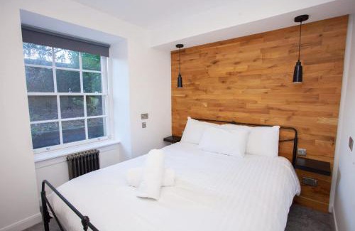 Kelvinbridge Apartment | Beautiful 2 Bed Flat with a Private Terrace