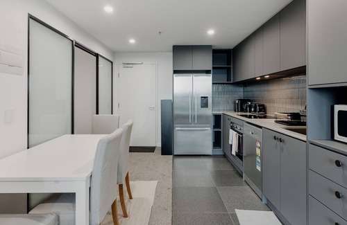 Belconnen Apartment | Beautiful 2-Bed Near Shops with Lakeside Views