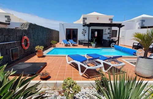 Playa Blanca Villa | Beautiful 2 bed villa with private pool in Parque Del Rey close to harbour