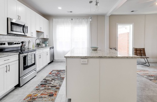 Issue Condo | Beautiful 2 Bedroom Unit in Downtown Property