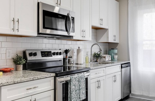 Issue Condo | Beautiful 2 Bedroom Unit in Downtown Property