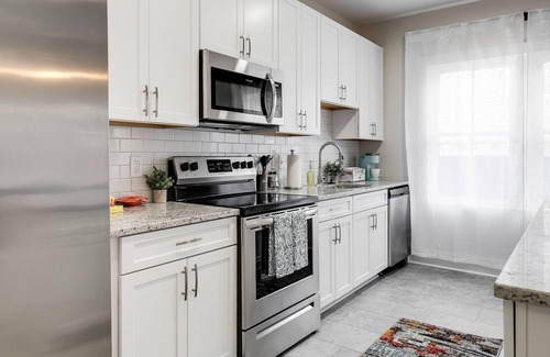 Issue Condo | Beautiful 2 Bedroom Unit in Downtown Property