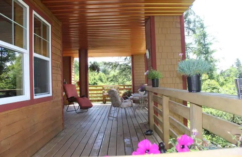 Oregon Coast House | Beautiful 2 bedroom w Deck& Hot Tub/Lower Level