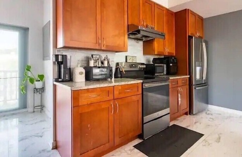 Chinatown House | Beautiful 2 Bedroom townhouse w/ Center City Skyline View