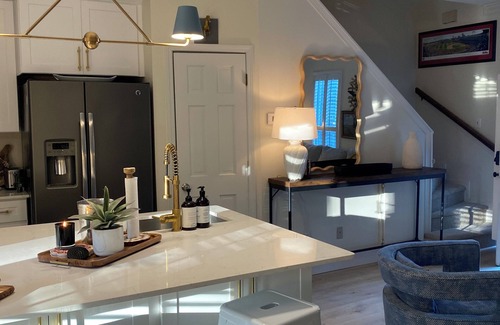 Oxford House | Beautiful 2 bedroom, 2.5 bath townhome! Walking distance to Oxford Square! 💙❤️