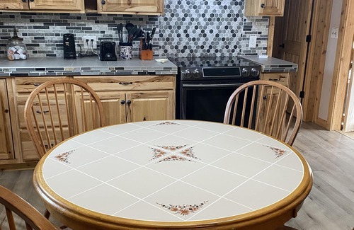 Florien Cabin | Beautiful 2 Bedroom Cabin with a lake view. Pets welcome