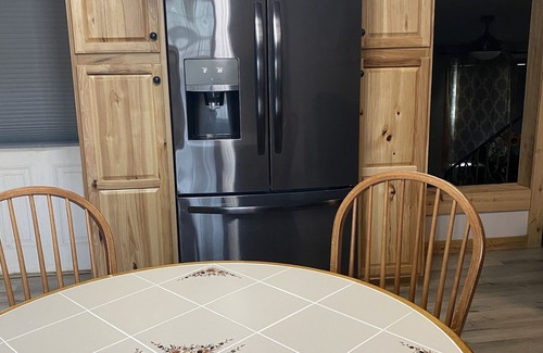 Florien Cabin | Beautiful 2 Bedroom Cabin with a lake view. Pets welcome