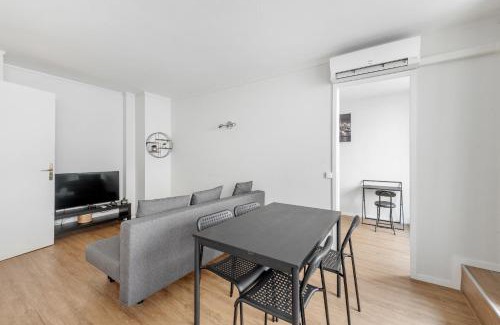 Republique - Tolstoi Apartment | Beautiful 2 bedroom apartment with balcony Villeurbanne center
