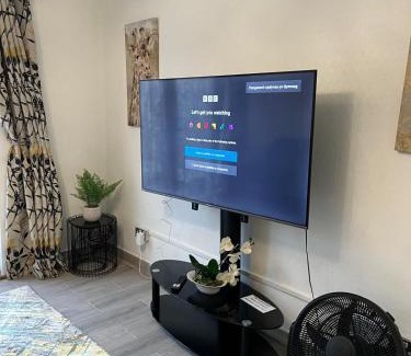 Grays Apartment | Beautiful 2-bedroom in Grays close to Lakeside