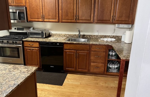 Queens House | Beautiful 2 bedroom house in quiet area 5 min from mall