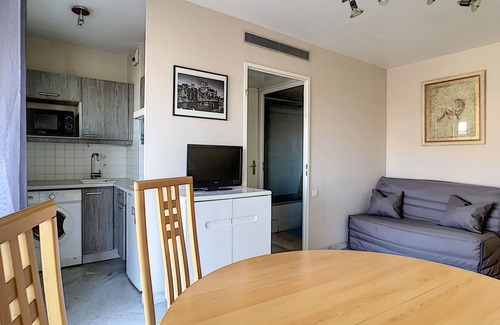 Golfe Juan Apartment | Beautiful 2 bedroom Sea View 100 meters from the Beaches/Conditioning