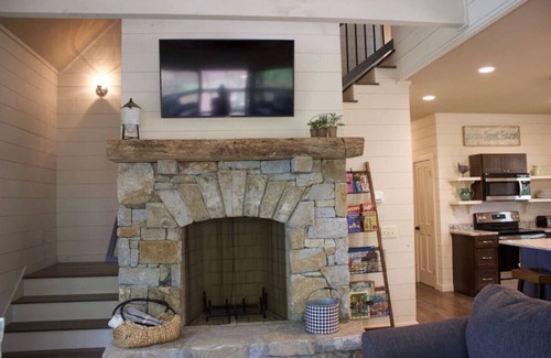 Highlands Cottage | Beautiful 2-bedroom, sleeps 6, modern mountain chic cottage - July Pippin