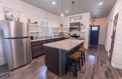 Highlands Cottage | Beautiful 2-bedroom, sleeps 6, modern mountain chic cottage - Limbertwig