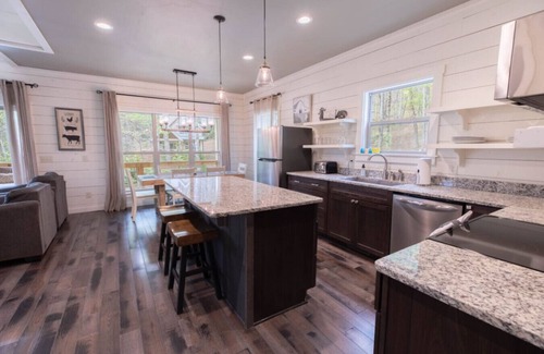 Highlands Cottage | Beautiful 2-bedroom, sleeps 6, modern mountain chic cottage - Limbertwig