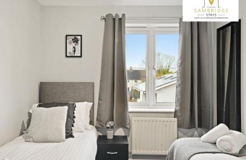 Aylesbury Apartment | Beautiful 2 Bedroom Seviced Apt in Aylesbury By Sambridge Stays Short Lets & Serviced Accommodation
