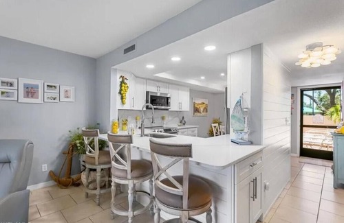 Yacht Club Condo | Beautiful 2 bedroom, 2 bath condo with pool. 5 mins to shops and restaurants.