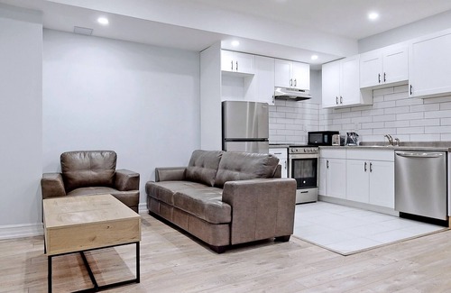 Whitby House | Beautiful 2 bedroom with free parking space