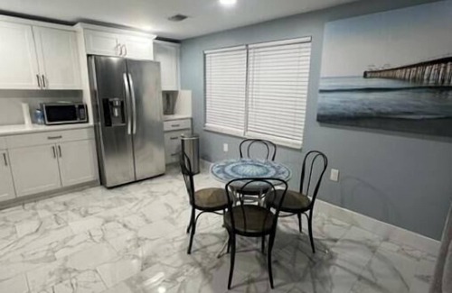 Moorings House | Beautiful 2 BR 2 Bth 1 mile to beach 2.5 Mile to 5th Ave shopping and dining