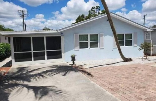 Moorings House | Beautiful 2 BR 2 Bth 1 mile to beach 2.5 Mile to 5th Ave shopping and dining