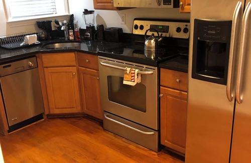 Mount Vernon Square Apartment | Beautiful 2 BR Downtown Apt near all tourist sites with free parking.