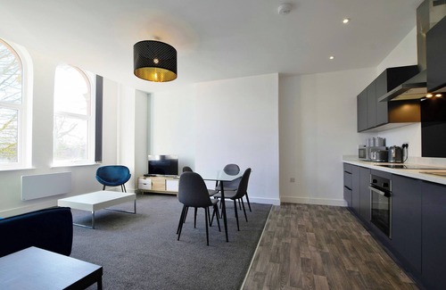 Salford Apartment | Beautiful 2-BR Flat in Manchester with Parking